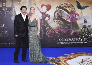 De vuelta. Mia Wasikowska y Johnny Depp regresan para encarnar sus peculiares personajes en película.