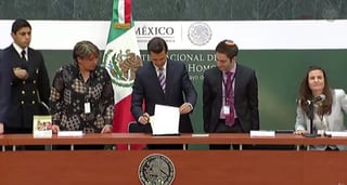 Peña Nieto firmó esta medida servirá para consolidar el criterio emitido el pasado año por la Suprema Corte de Justicia, que consideró inconstitucionales las leyes estatales que prohíban el matrimonio homosexual. (ESPECIAL) 