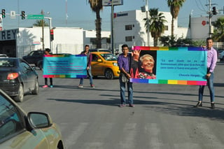 Movimiento. En el primer día municipal contra la Homofobia, realizaron la campaña 'Morados contra la Homofobia'. (EL SIGLO DE TORREÓN)