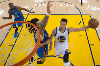 Stephen Curry tuvo un gran partido ayer, el Jugador Más Valioso de la NBA anotó 28 puntos en la paliza de Warriors 118-91 ante el Thunder. 