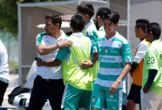De la mano de su técnico Omar Tapia, la filial Sub-15 de Santos Laguna, buscará este viernes el título en la Bella Airosa. (CORTESÍA: CLUB SANTOS)