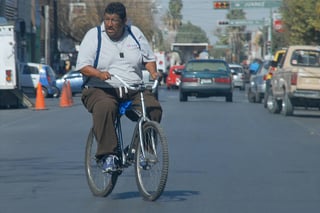 Reglamento. Se sancionará a los ciclistas que circulen en sentido contrario de las calles. (ARCHIVO)