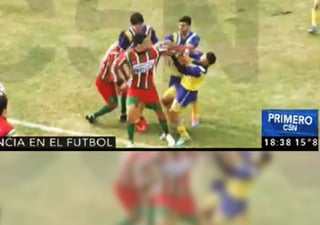 El futbolista cayó sobre el césped y convulsionó tras recibir la segunda agresión. (YOUTUBE)