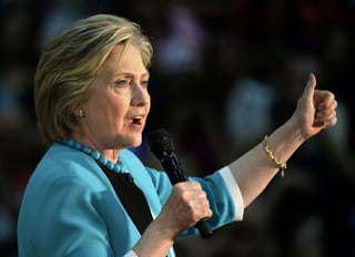 En un comunicado, la directora de campaña de Clinton, Jennifer Palmieri, anunció que rechazó una invitación del canal Fox News para participar en un debate en California. (ARCHIVO)