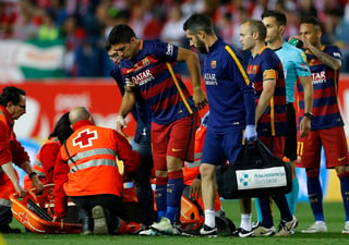 Luis Suárez se retiró con molestias en la pierna derecha a los 56 minutos del partido contra el Sevilla en el estadio Vicente Calderón de Madrid.  (EFE)