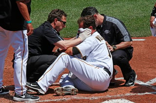 Ryan Vogelsong, lanzador de los Piratas de Pittsburgh fue golpeado en la mejilla durante la segunda entrada del juego de ayer. (AP)