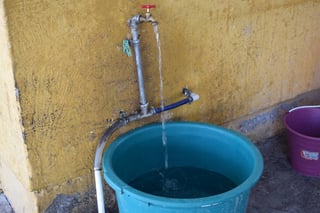 Les cobran. Usuarios de Santa Teresa batallan para reunir agua. (EL SIGLO DE TORREÓN)
