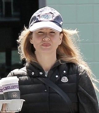 La estrella de Bridget Jones fue captada el lunes en Los Ángeles cuando fue a comprar café. (TWITTER)