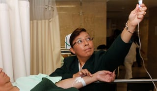 Dará un incentivo de 650 mil pesos a las enfermeras y de 850 mil a médicos que decidan aplazar su jubilación por cinco años. (ARCHIVO)