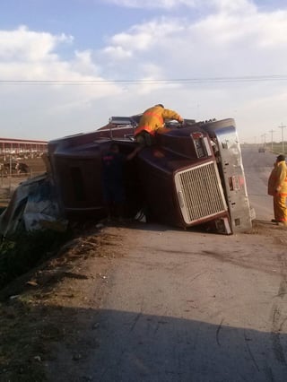 El accidente se registró en la carretera que lleva de Gómez Palacio al poblado La Popular. (EL SIGLO DE TORREÓN)