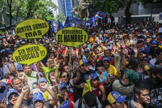 Firmas. Oposición en Venezuela pide respeto a la iniciativa de firmas para conseguir la revocación de Nicolás Maduro. 