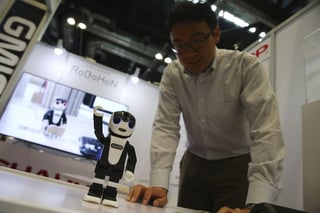 El robot humanoide de 19.5 centímetros de altura y 390 gramos de peso puede utilizarse, además de como terminal móvil, como proyector de video, fotos o mapas, y ofrece una amplia gama de aplicaciones. (EFE)