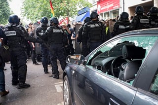 Marcha. Una jornada más de protestas y violencia se vivió en Francia tras el rechazo de la reforma. 