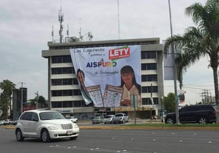 Una lona apareció en el Blvd Miguel Alemán de Gómez Palacio; sugiere el voto cruzado entre LeticiaHerrera y José Aispuro.