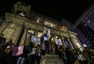 Un grupo de unas 200 personas, en su mayoría mujeres se concentró frente a la Asamblea Legislativa, con carteles de rechazo a las violaciones. (EFE)