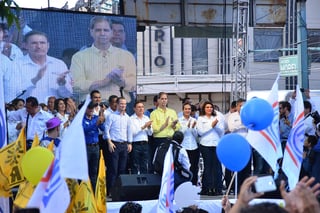 Apoyo. Los presidentes nacionales del PAN y el PRD estuvieron presentes ayer en el cierre de campaña en Gómez Palacio.