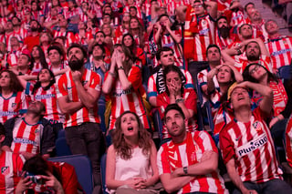 Los aficionados en el estadio no podían creer lo que estaba pasando en el campo. Hubo llanto. Lágrimas del Atleti, lamento de Juanfran.