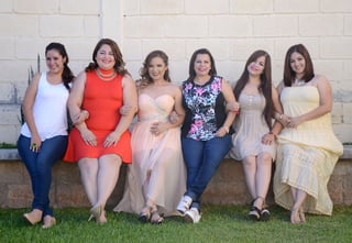La festejada acompañada por sus damas de honor: Angi, Maritza, Ili, Marce, Susi y Angi.