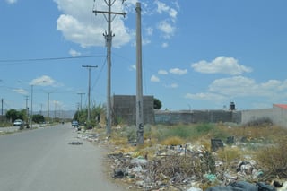 Suciedad. Bolsas con desechos domésticos y escombros se dejan diariamente en las vialidades, terrenos y cerca de casas abandonadas. (ROBERTO ITURRIAGA)