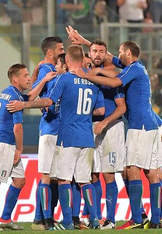 Los jugadores de Italia celebran el único gol del encuentro. (Notimex)