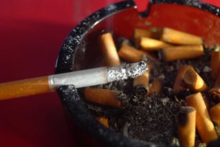 Durante el día se exhorta a los fumadores a entrar en un periodo de abstinencia de al menos veinticuatro horas de cualquier forma de consumo de tabaco. (ARCHIVO)