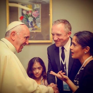  Salma acudió a una ceremonia al Vaticano en donde fueron reconocidos Richard Gere y George Clooney por su labor a favor de los jóvenes. (INSTAGRAM)