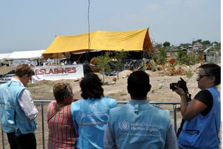 Verifican. Cuatro oficiales de Derechos Humanos de la ONU acudieron a Tetelcingo para indagar sobre la exhumación. (AGENCIA REFORMA)