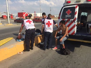 Accidente. Los tripulantes de la motocicleta fueron trasladados por paramédicos de Cruz Roja a un hospital del sector salud. (EL SIGLO DE TORREÓN)