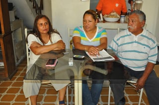 Postura. Silvia Ortiz (izquierda) y Sonia dieron a conocer el malestar que viven los integrantes de grupo Vida. (EL SIGLO DE TORREÓN)