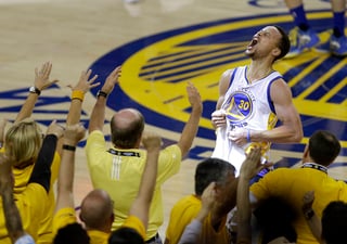 Stephen Curry anotó 36 puntos en la victoria de Warriors sobre el Thunder de Oklahoma City. (AP)
