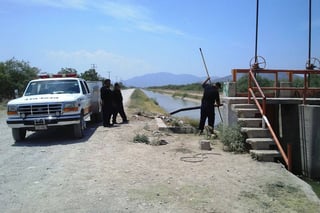 Labores. Los bomberos de Lerdo, con el apoyo de los de Gómez Palacio y los buzos Castañeda, realizan la búsqueda. (EL SIGLO DE TORREÓN)