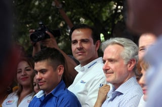 Apoyo. El candidato a diputado local, Oswaldo Santibáñez a lado del panista Santiago Creel. (CORTESÍA)