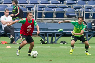 Andrés Guardado y Javier Aquino durante el entrenamiento de la Selección Mexicana en los Estados Unidos.  (Fotografía de Jam Media)