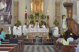 Celebración. Durante el festejo, el obispo se mostró contento por el contacto que ha tenido con fieles católicos de La Laguna. (EL SIGLO DE TORREÓN)