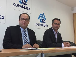Preocupación. Manuel González Salinas (izq.) , presidente de la Coparmex Laguna, llamó a no perder el vuelo a Houston.