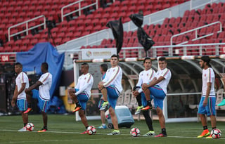 Los jugadores de la selección de Colombia de futbol en el estadio Levi’s de Santa Clara, durante el entrenamiento oficial previo al partido de inauguración de la Copa América Centenario. (EFE)