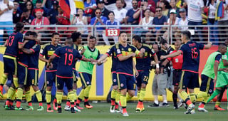 Encabezados por James, los colombianos celebraron en territorio ajeno el primer triunfo del torneo. (AP)