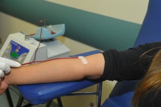A cada donador se le extraen 480 mililitros de sangre (máximo), por lo que de cada donación se obtienen tres hemocomponentes que benefician a tres diferentes pacientes. (ARCHIVO)