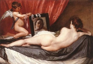 Velázquez representa la diosa Venus de una manera erótica, ya que esta se encuentra tumbada sobre una cama y observa un espejo sostenido por su hijo Cupido, el dios del amor sensual. (ESPECIAL)