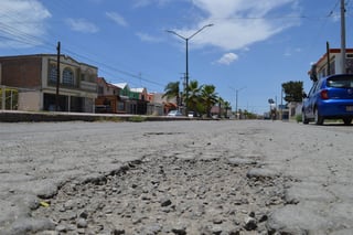 Inservible. El pavimento de la calzada Sección 38 de Torreón tiene años sin recibir una reparación integral.