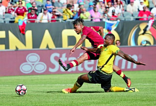 Josef Martínez (i) de Venezuela ante Wes Morgan (d) de Jamaica, durante un partido del grupo C de la Copa América en el Soldier Field. 