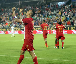 Blas Pérez fue la figura del encuentro, aquí el atacante celebra tras anotar el segundo gol de la selección panameña. (EFE)