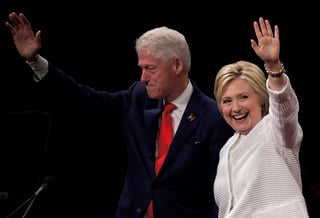Clinton, quien perdió la nominación presidencial demócrata en 2008 ante el ahora presidente Barack Obama, consideró su victoria como un “momento histórico” para las mujeres. (EFE)