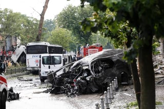 Violento. Policías y bomberos inspeccionaron el lugar donde se produjo el atentado en Estambul.