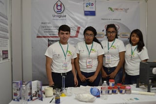 Reutilizan. Estudiantes de Cecyte Guanajuato hacen barniz, pegamento e impermeabilizante con unicel reciclado. (EDITH GONZÁLEZ)