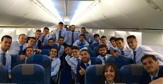 El centrocampista en el F.C. Barcelona Andrés Iniesta (izq. primera fila) compartió en su cuenta de Twitter la foto de la selección en el avión.
