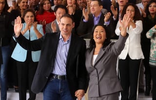 Keiko. Keiko Fujimori (c-d) acompañada por su esposo Mark Villanella (c-i) y la mayoría de congresistas electos. (EFE)
