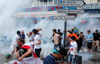 La zona de bares del Puerto Viejo de Marsella se ha convertido en el escenario de una batalla campal entre aficionados radicales y la policía francesa. (AP)