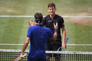 Roger Federer y Dominic Thiem se saludan tras el partido. 