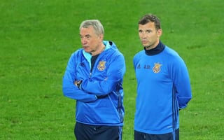 Volodymyr Onyshchenko (izquierda) y Andriy Shevchenko observan la práctica de la selección ucraniana de futbol. Shevchenko se une a selección de Ucrania